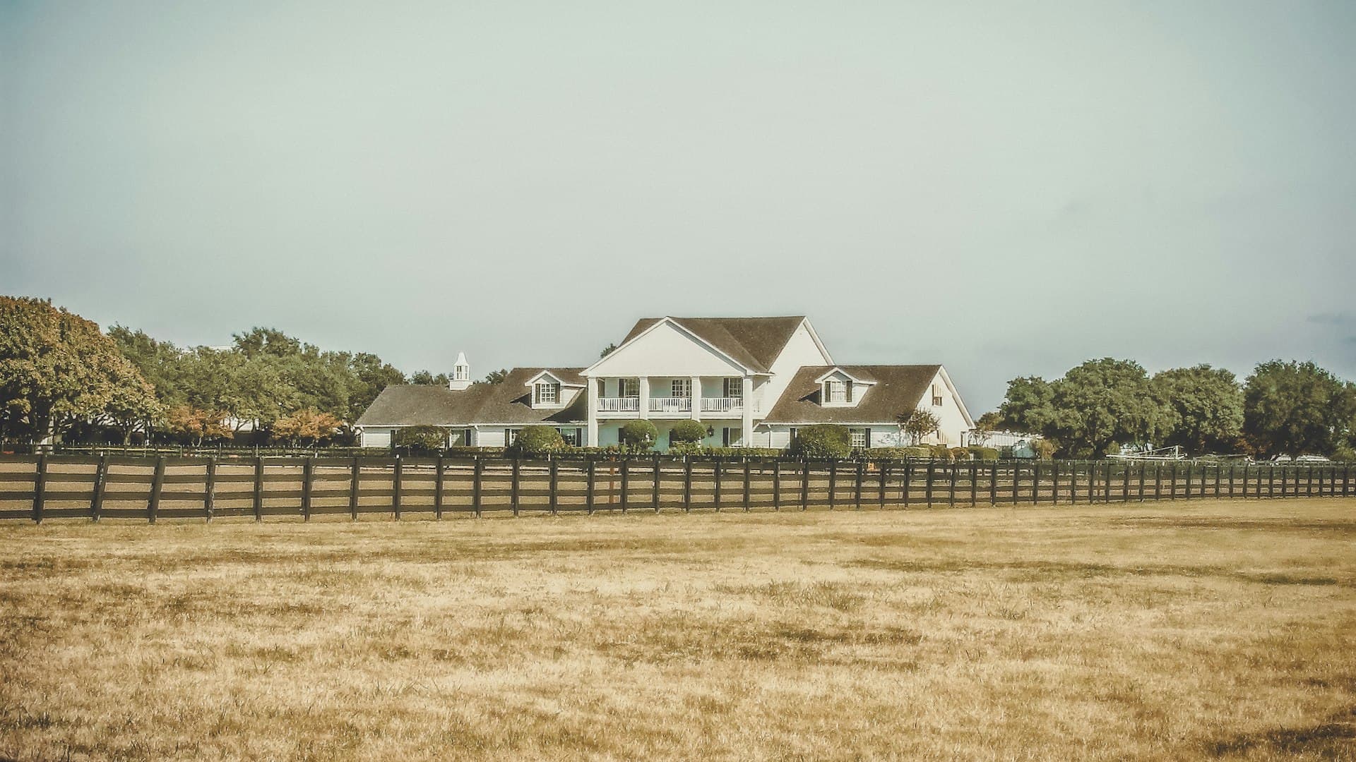Texas ranch house with dry grass showing hot summer conditions near Dallas
