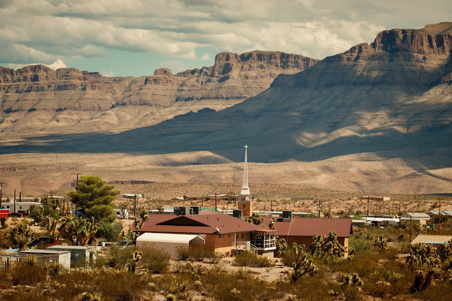 Arizona desert town with residential homes and dramatic mountain cliffs in the background